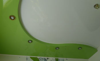 Цветные натяжные потолки