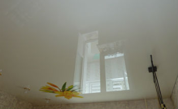 Глянцевые натяжные потолки