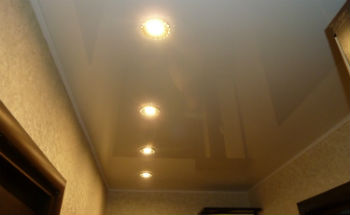 Натяжные потолки в коридор