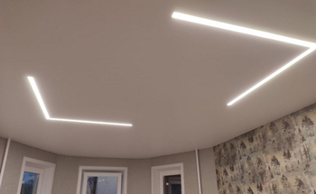 Натяжные потолки со световыми линиями